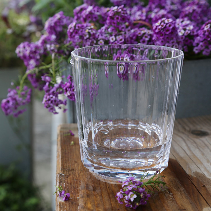 Verre en methacrylate avec lignes verticales d9 h10.5 cm