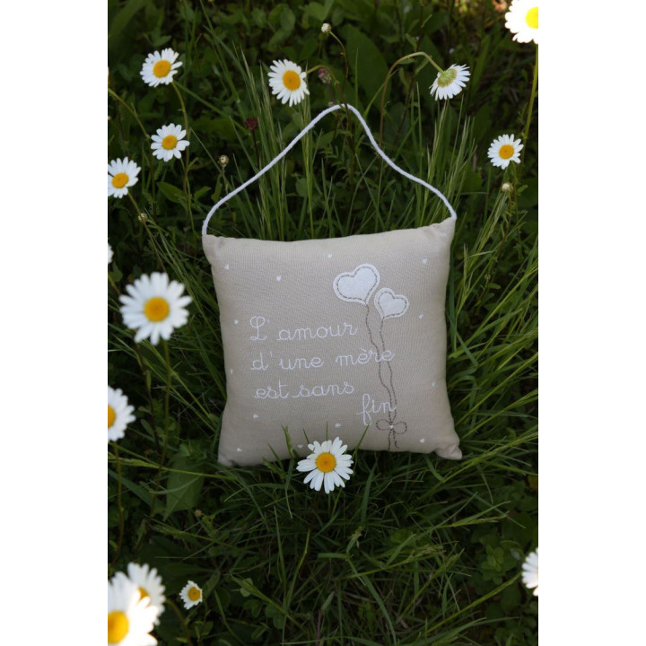 Embroidered pillow "l'amour d'une mere..." (trad: a mother's love never stops) 20 x 20 cm