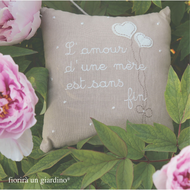 Embroidered pillow "l'amour d'une mere..." (trad: a mother's love never stops) 20 x 20 cm