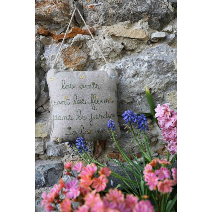 Throw pillow "les amis sont"(friends are the flowers in the garden of life)20 x 20 cm