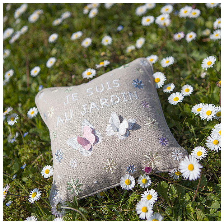 Coussin broide "je suis au jardin" 20 x 20 cm