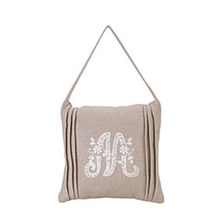 Coussin broide lettre m 20 x 20 cm