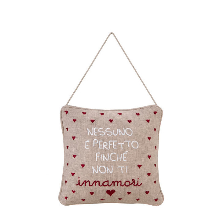 Cuscino ricamato "nessuno perfetto finchÈ non..." 20 x 20 cm