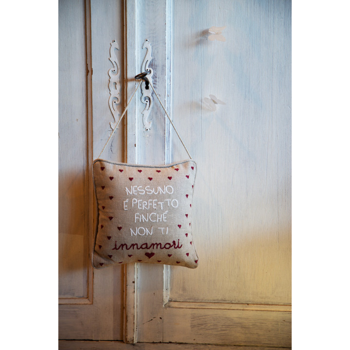 Coussin broide "nessuno e perfetto" (personne n'est parfait) 20 x 20 cm