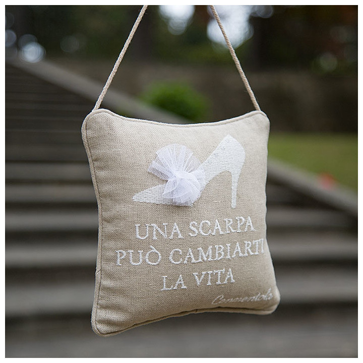 Coussin broide "una scarpa"(une chaussure peut )20 x 20 cm