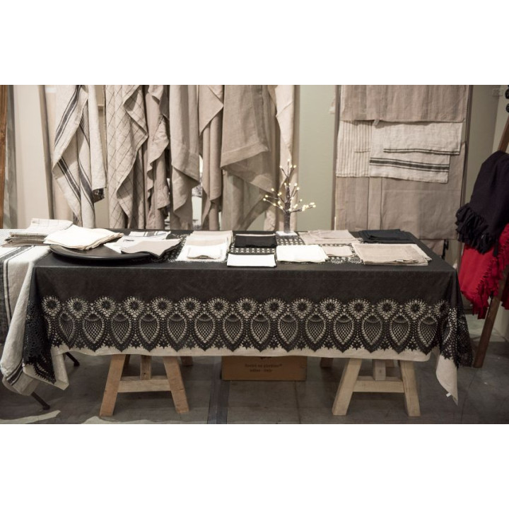 Nappe 137x137 cm vinyle en dentelle impermeable