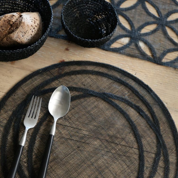 Abaca underplate with irregular hoops