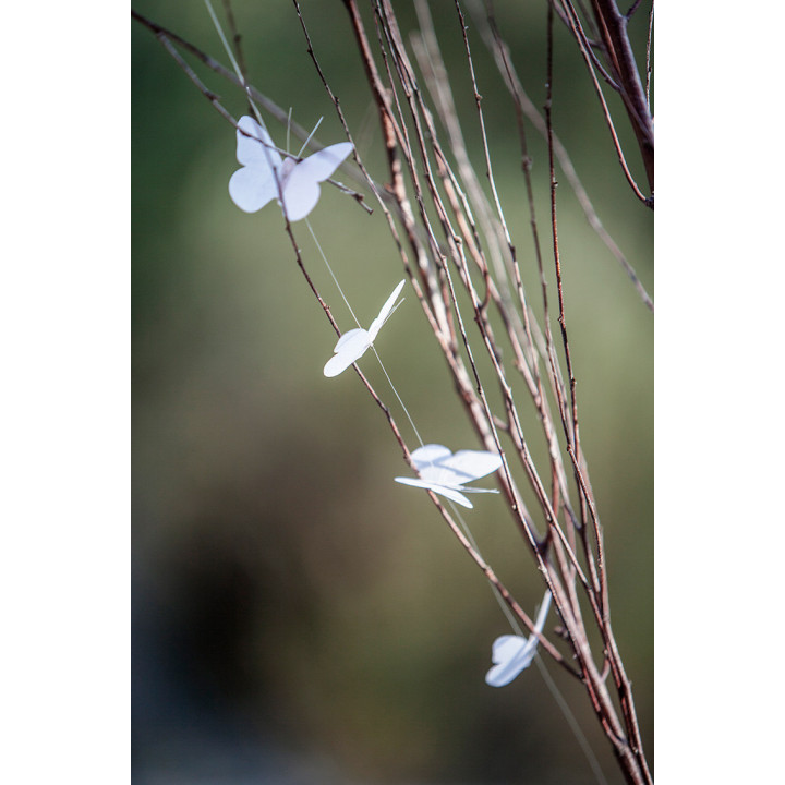 Fil de petits papillons blancs en plastique 150 cm