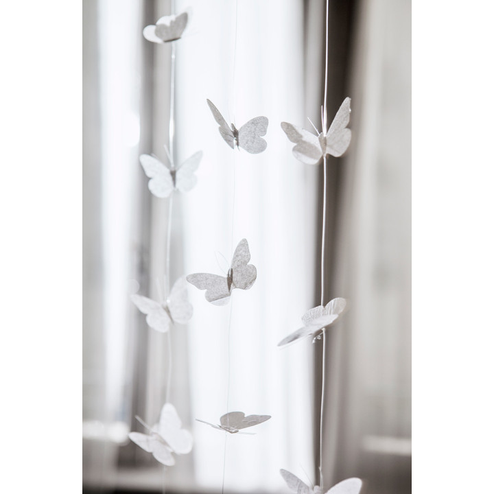 Fil de petits papillons blancs en plastique 150 cm