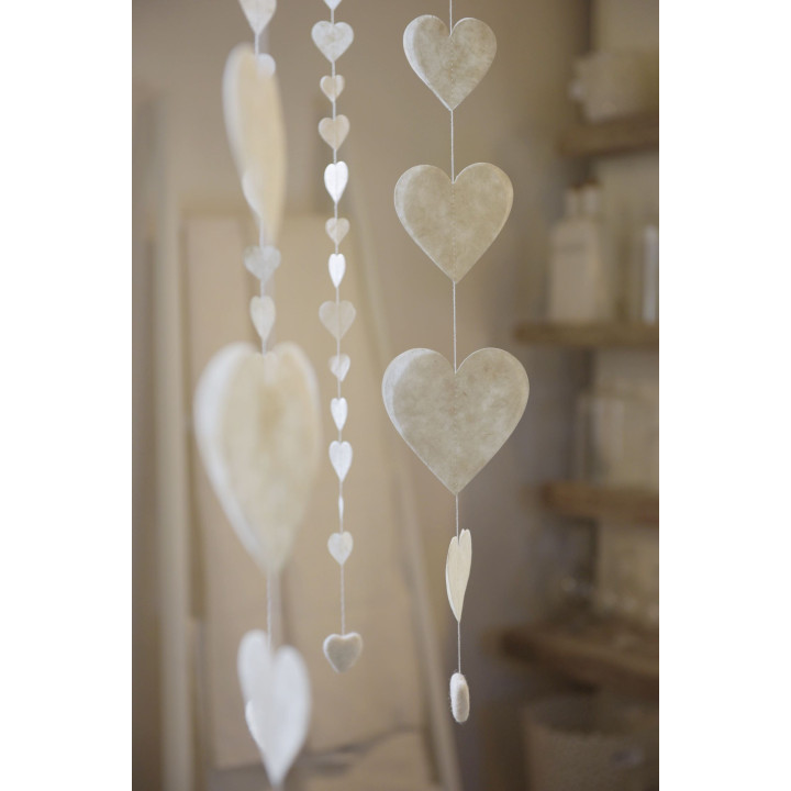 Fil de coeurs fait a la main en papier couleur creme 160 cm