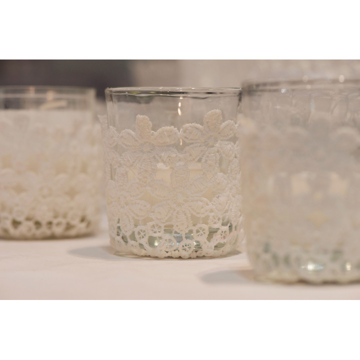 Petit vase en dentelle blanche d5.5 h6.5 cm