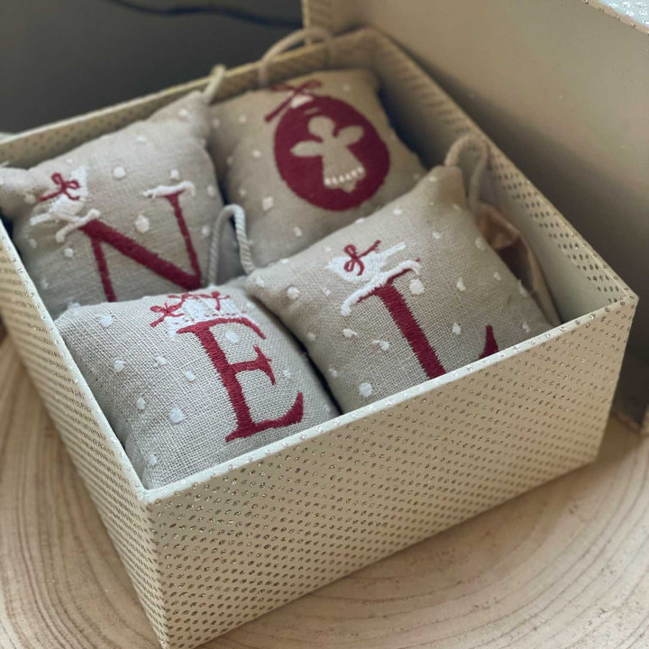 Set 4 cuscini ricamati noel 10*10 in scatola pois 17 x 17 h9 cm