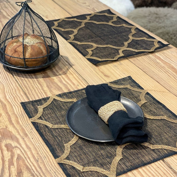 Sous-plat en abaca avec d?coration 36 x 36 cm