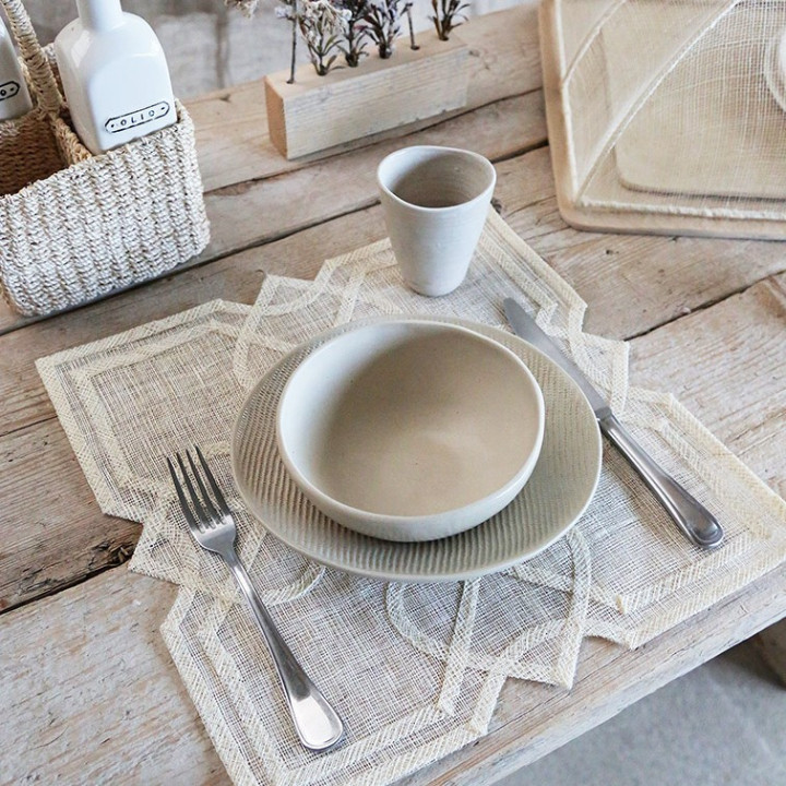 Square abaca placemat with 4 hearts 36 x 36 cm