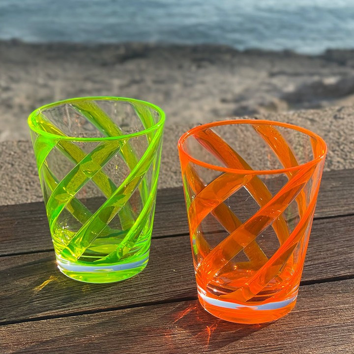 Verre en methacrylate avec spirale