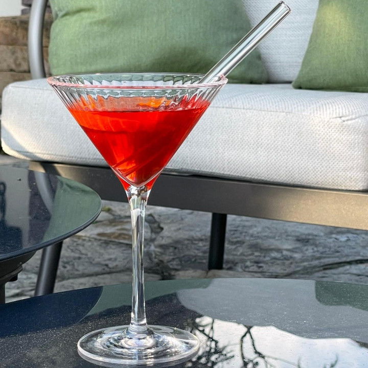 Coupe a cocktail transparente a fines rayures