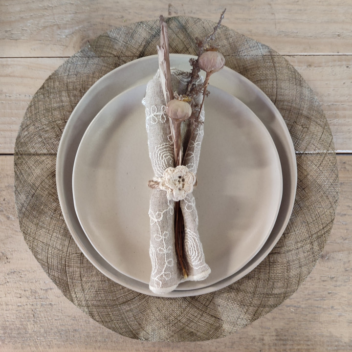 Sous-plat en filet d'abaca avec bord volant