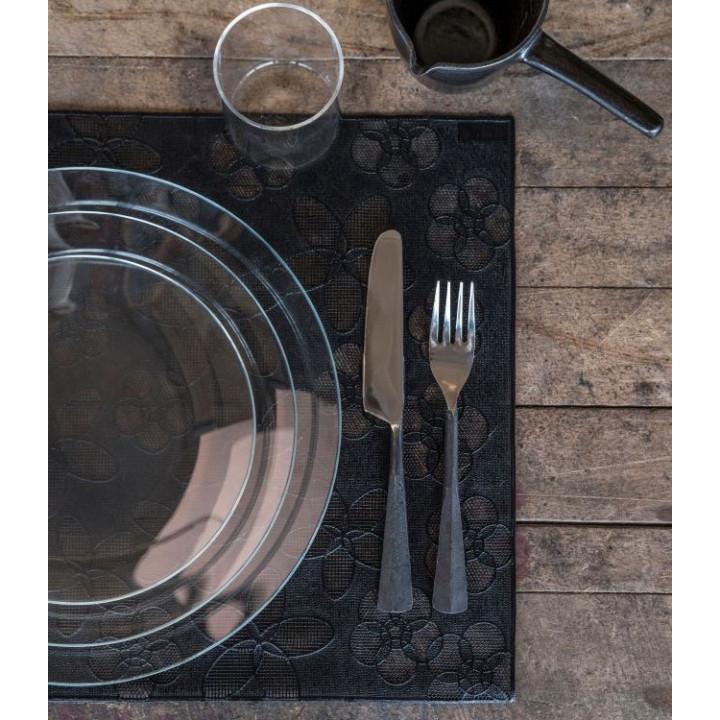 Set de table en plastique avec fleurs percees