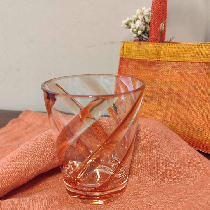 Verre en methacrylate avec spirale