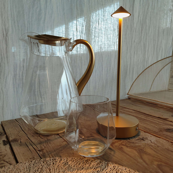 Transp. hexagonal methacrylate glass
with gold base