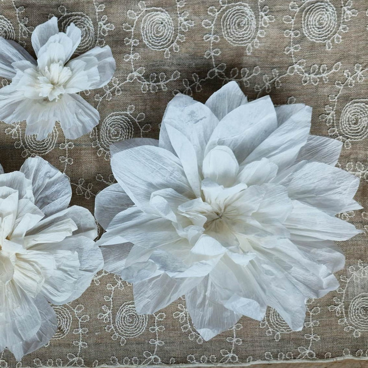 Fleur en papier blanche recycle fait a la main d15 cm