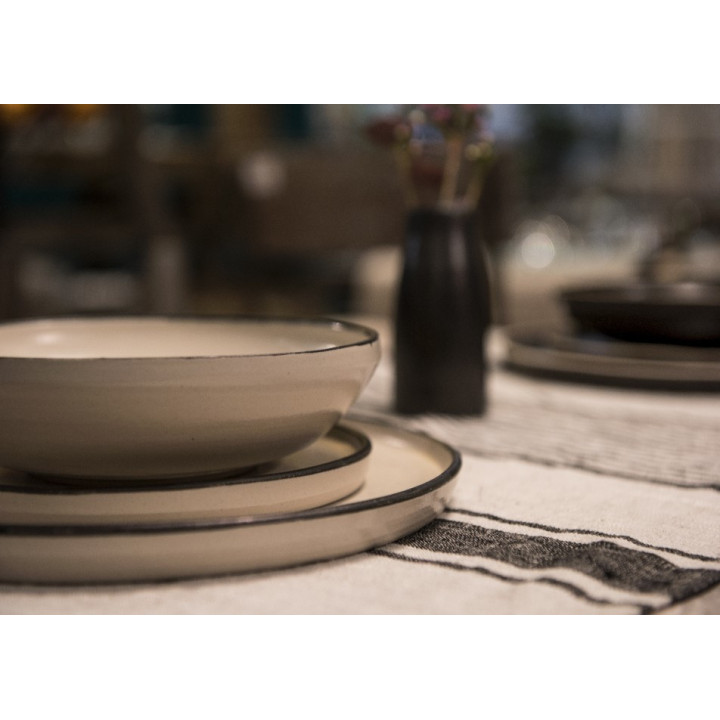 Assiette creuse couleur naturel avec bord noir d20 cm