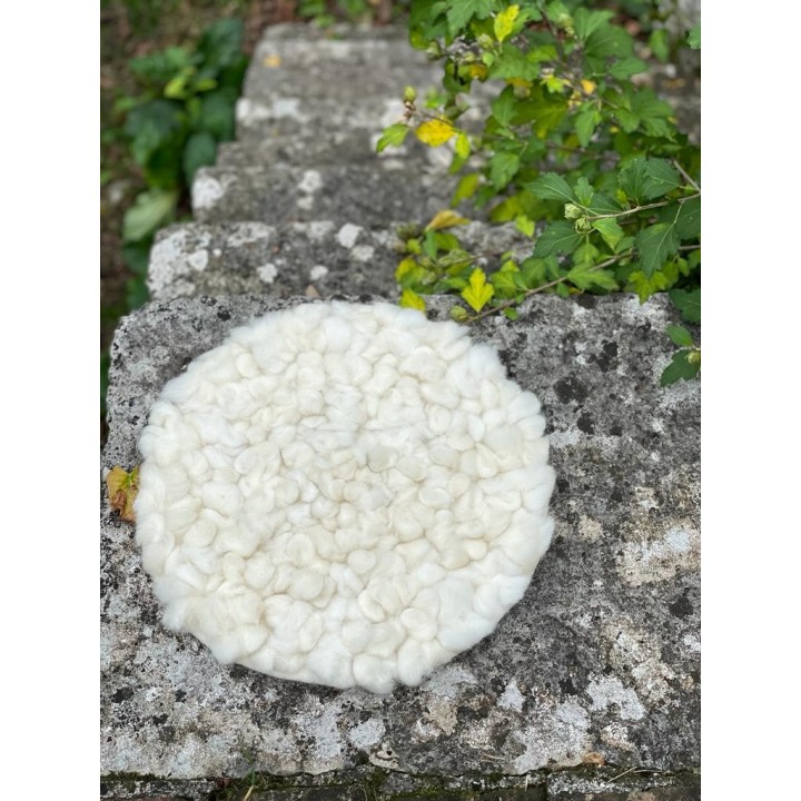 Coussin noeuds de mouton en feutre creme fait a la main d38 cm