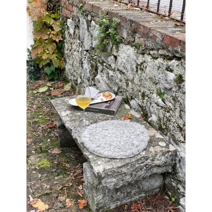 Cuscino nodini pecora in feltro grigio handmade d36 cm