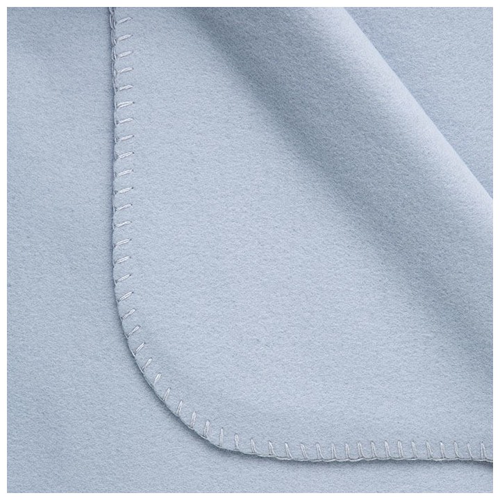 Light blue pile blanket 130 x 170 cm