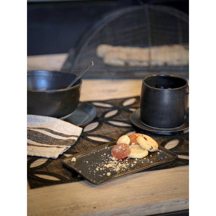 Sous-plat en abaca noir avec fleures perce 36 x 36 cm